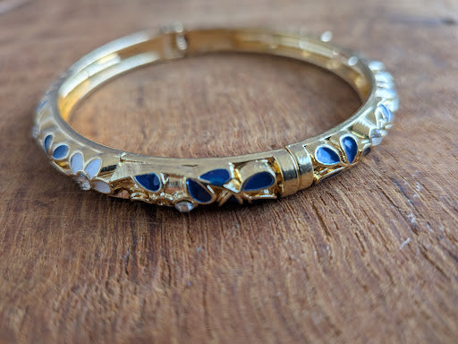 Bracelet Jonc Articulé Doré Émaillé Bleu et Blanc - Motifs Floraux et Cristaux