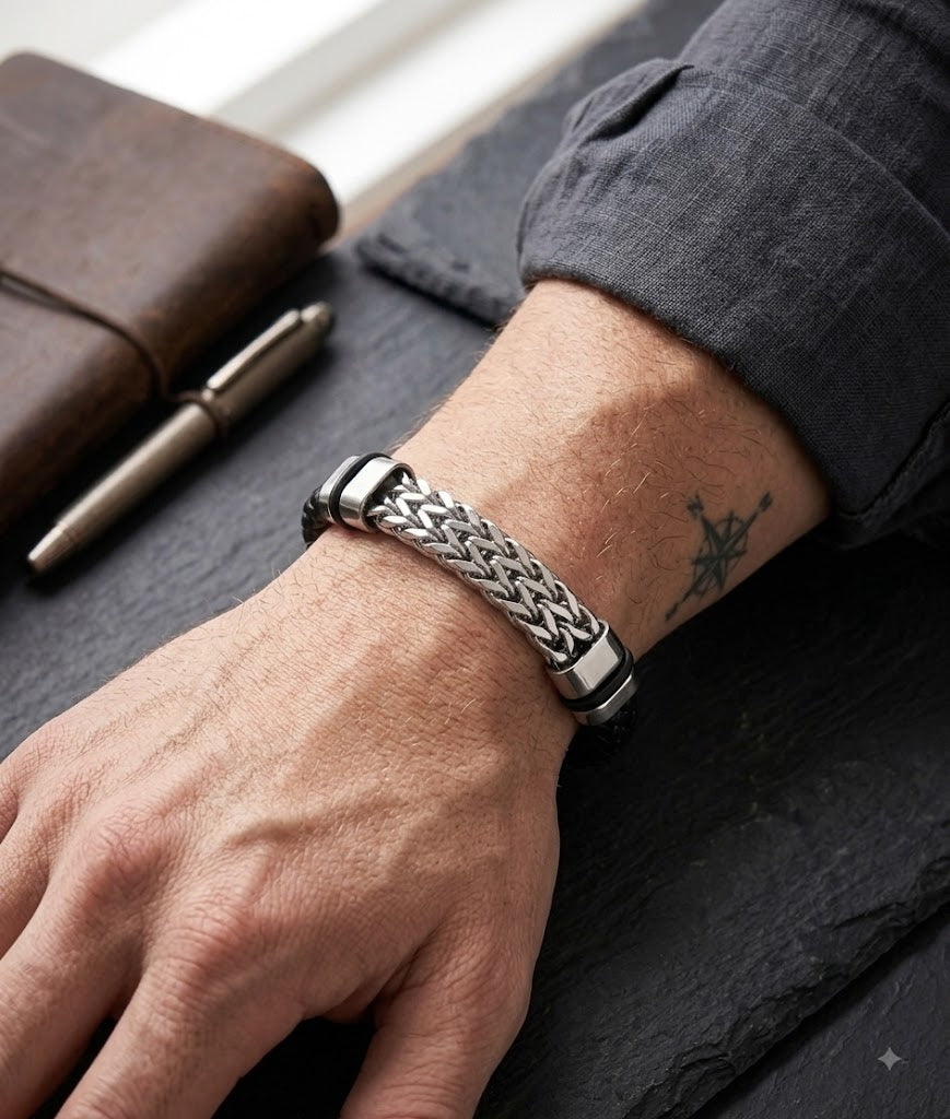 Bracelet cuir tressé & chaîne acier porté au poignet