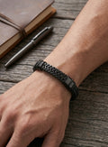 Bracelet cuir tressé & chaîne acier noir porté au poignet