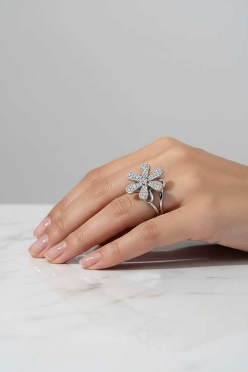 Bague argentée portée - style luxe