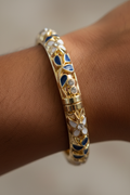 Bracelet Jonc Doré Bleu Blanc — Bras Bronzé