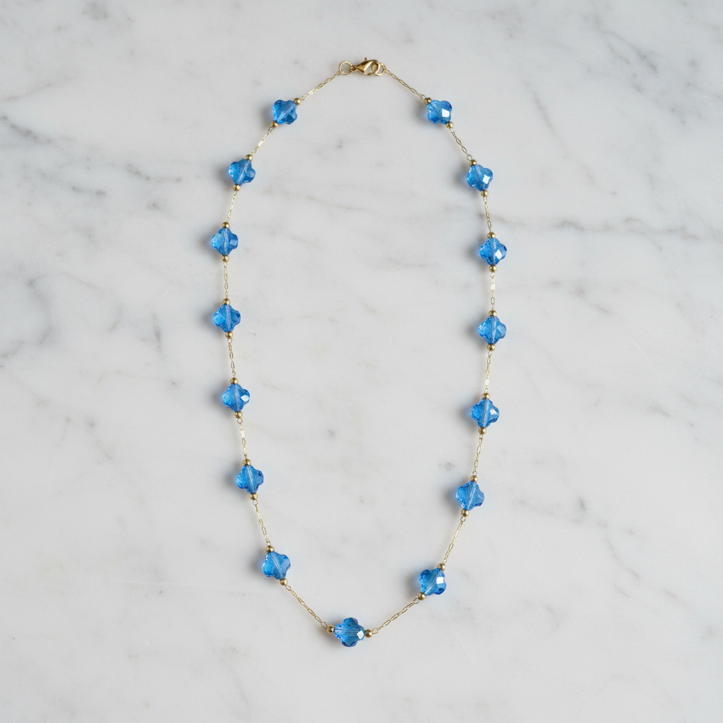 Collier cristaux bleu saphir sur marbre blanc