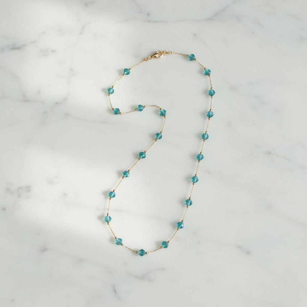Collier cristaux bleutés sur marbre blanc