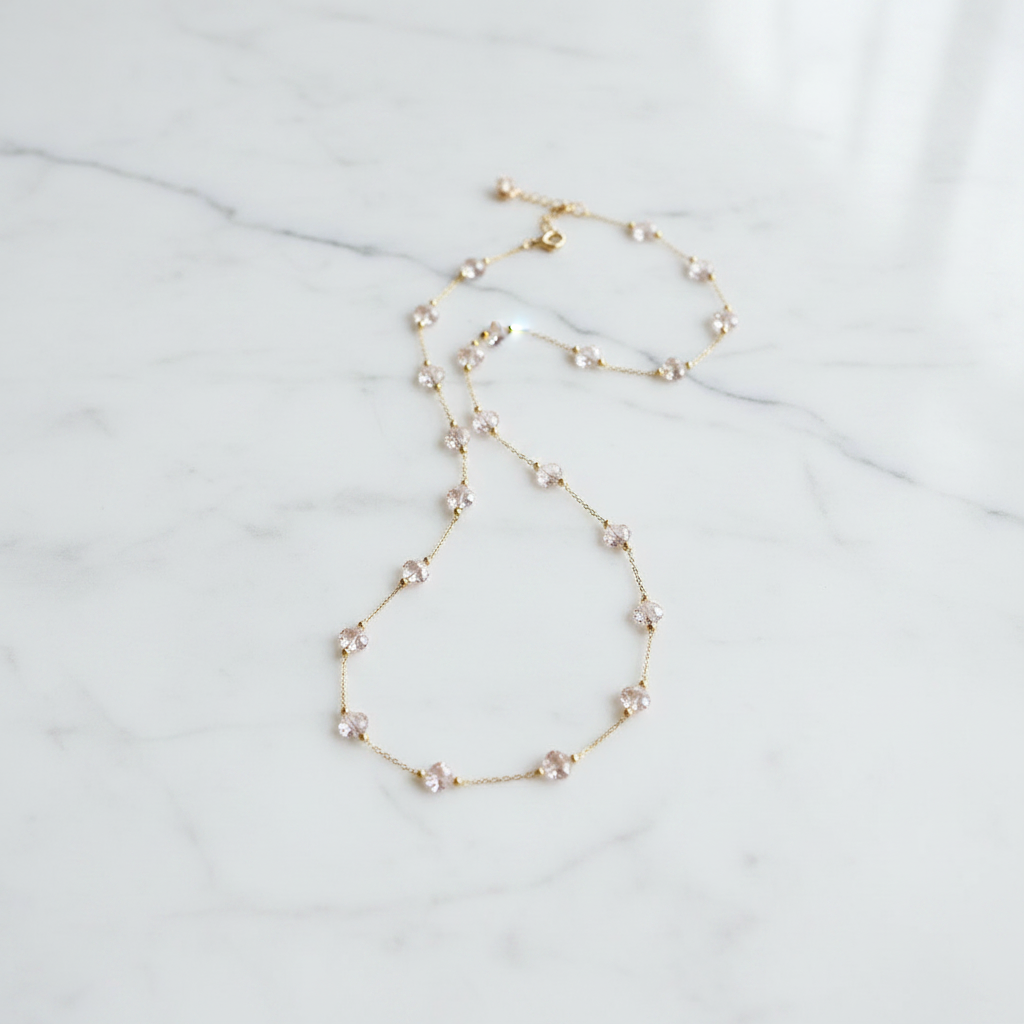 Collier sur marbre blanc