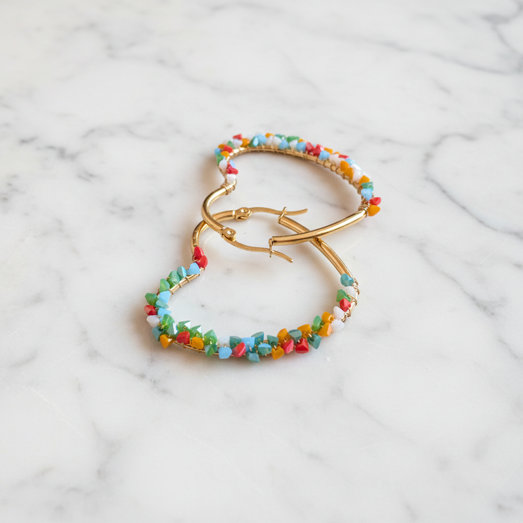 Créoles multicolores sur marbre