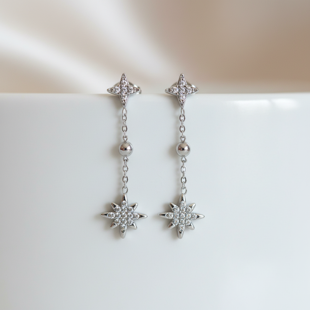 Boucles d'Oreilles Pendantes Argentées Étoiles Scintillantes — Acier Inoxydable & Strass