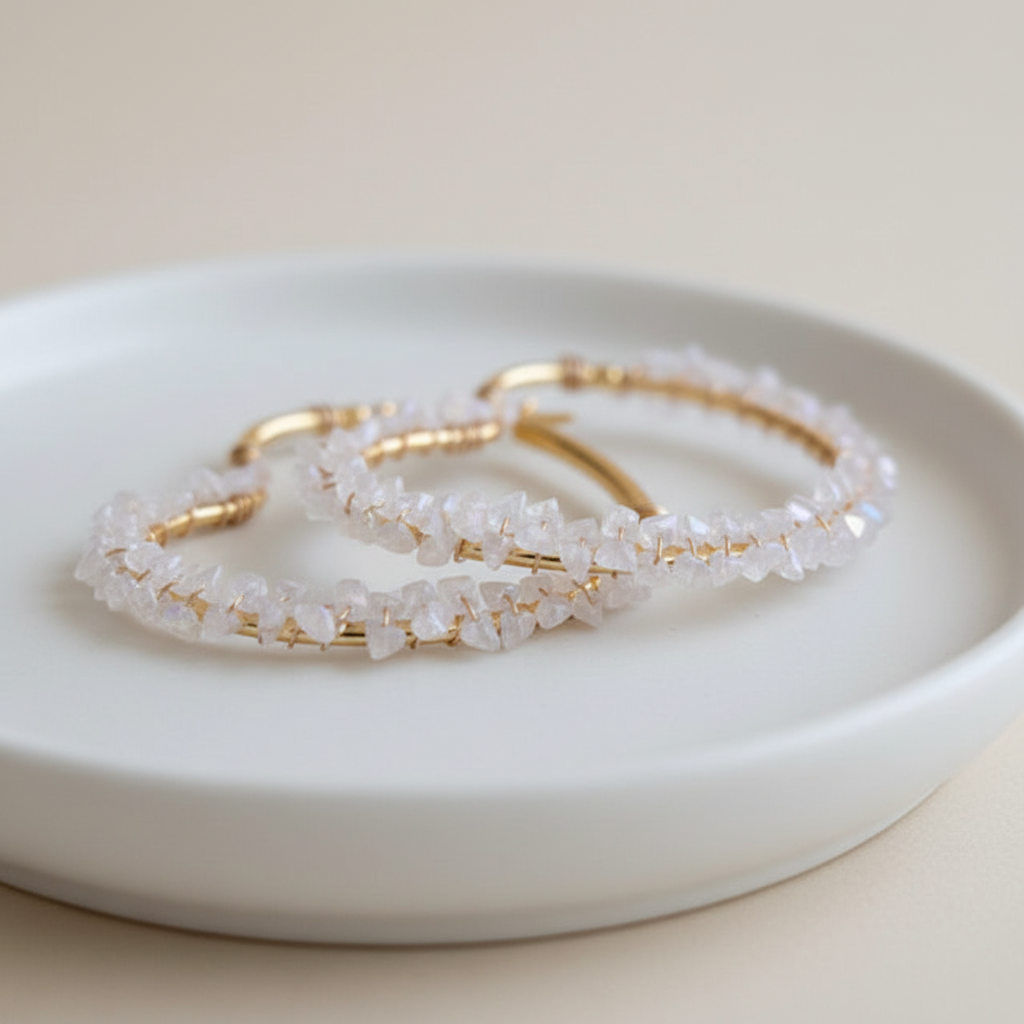 Créoles Coeur Dorées — Perles Cristallines Blanc Nacré & Iridescent
