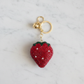 Porte-clé fraise avec clochette sur marbre